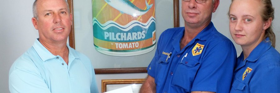 Links oorhandig AndrÃ© Coetzee â€˜n tjek vir die herstel van die ambulans aan Cassie Carstens en Chantell Buys  van Overstrand Medical Response